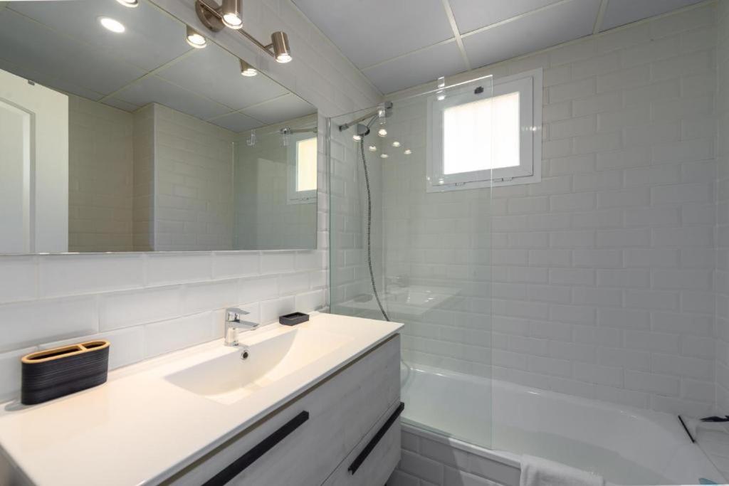 Small Oasis Nelson Mandela Apartment With Sea View, Two Bedrooms, Parking, Terrace And Pool 马尼尔瓦 外观 照片